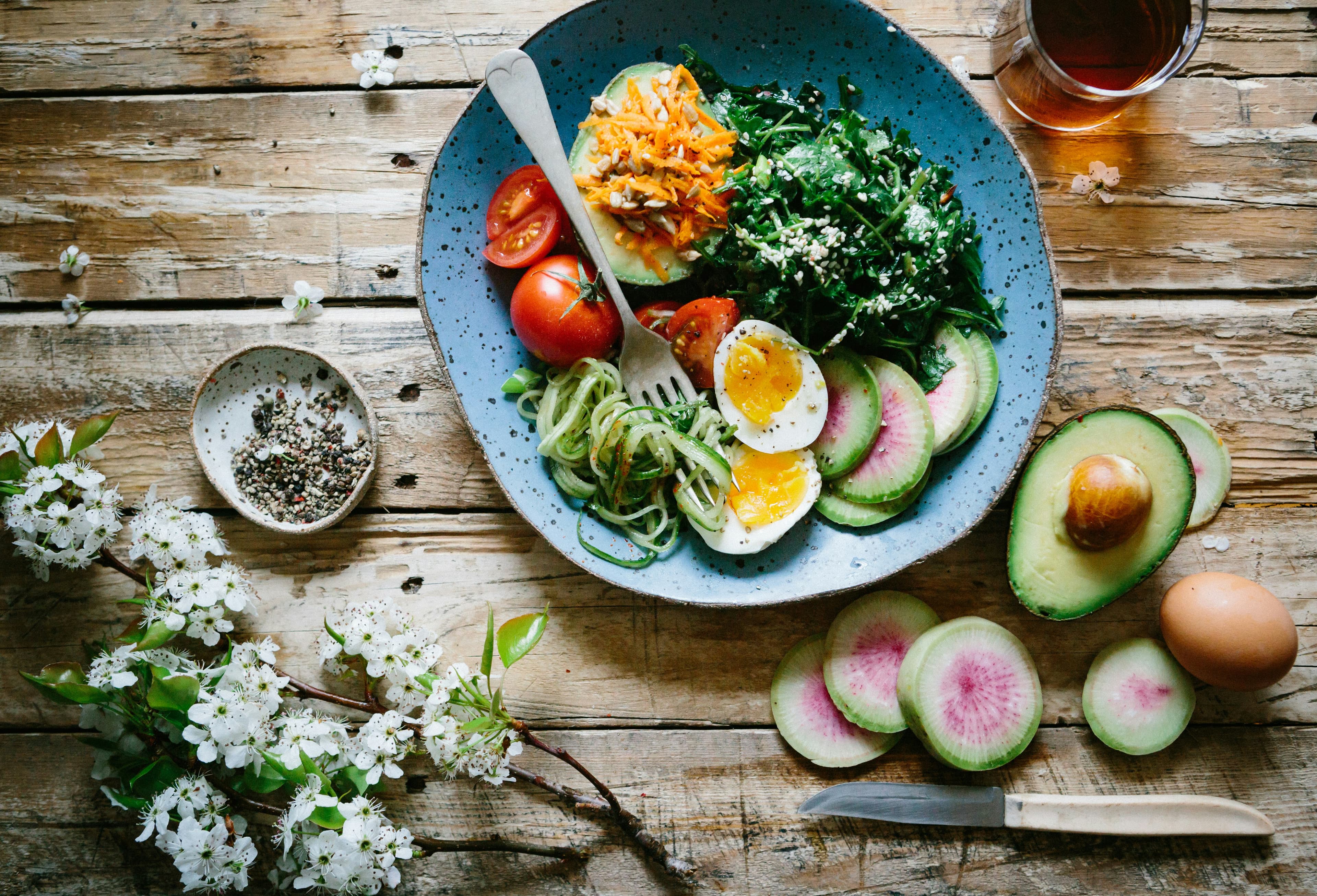 Alimentos saudáveis e coloridos em uma mesa